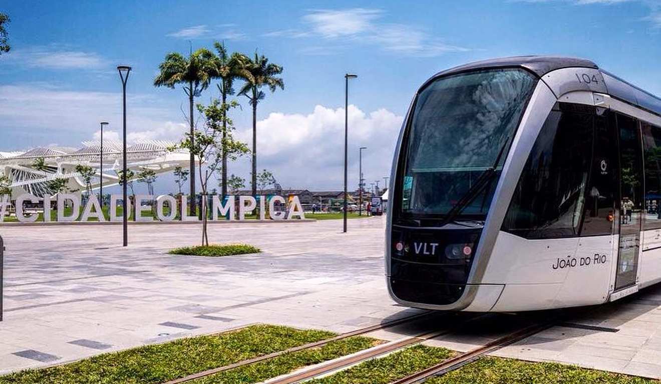 Tram moderno em frente à Cidade Olímpica no Rio de Janeiro.