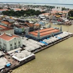 Vista aérea de Belém, Pará, com mercados, prédios históricos e rio.