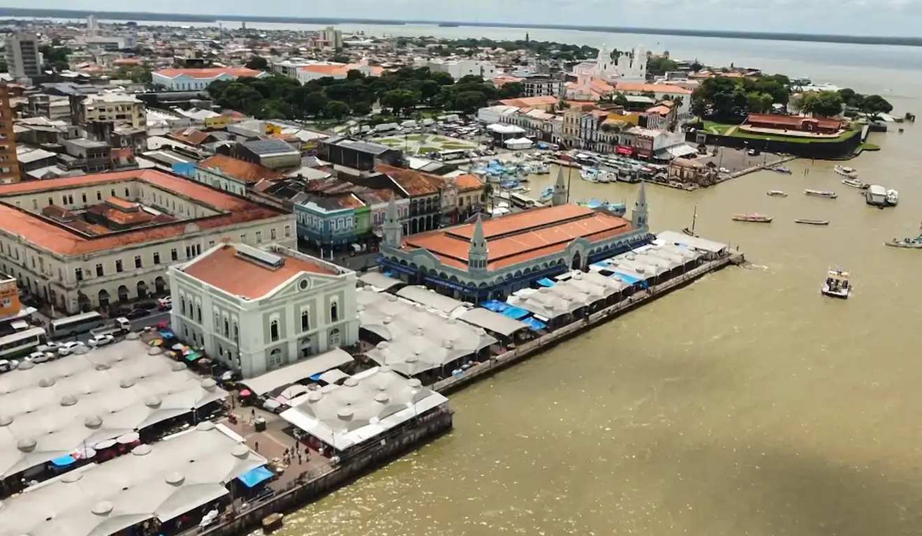 Vista aérea de Belém, Pará, com mercados, prédios históricos e rio.
