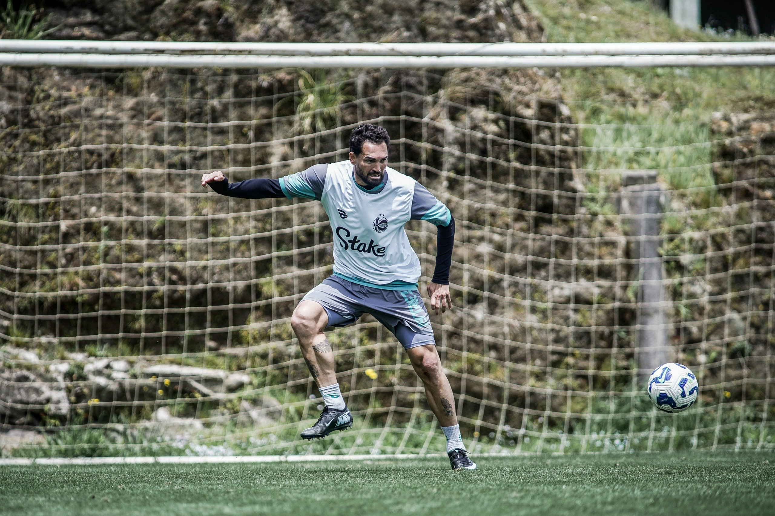 Centroavante tem lesão confirmada e desfalca o Juventude