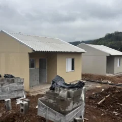 As casas estão sendo construídas no loteamento Stringhini II.