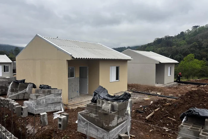 Moradias para famílias atingidas por enchentes em Santa Tereza sofrem nova paralisação nas obras