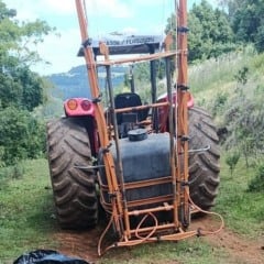 O produtor rural estava na companhia do filho quando, por motivos ainda desconhecidos, acabou caindo e sendo atingido pelo pneu do trator. (Foto: Reprodução)