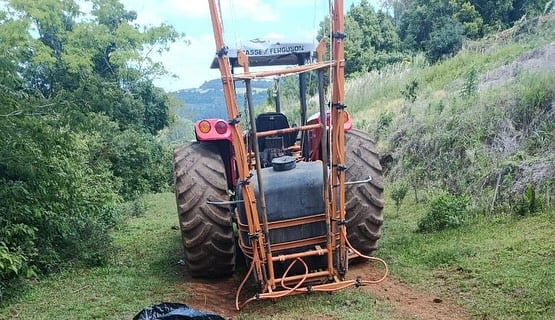 O produtor rural estava na companhia do filho quando, por motivos ainda desconhecidos, acabou caindo e sendo atingido pelo pneu do trator. (Foto: Reprodução)