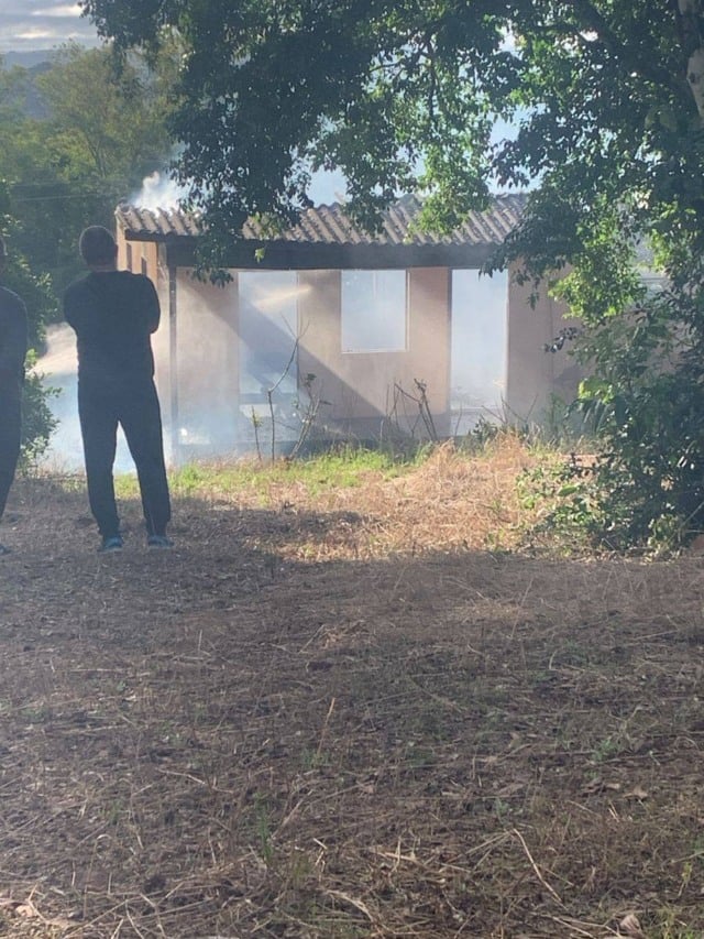 O fogo teve início enquanto o proprietário retornava de uma pescaria. (Foto: Divulgação)