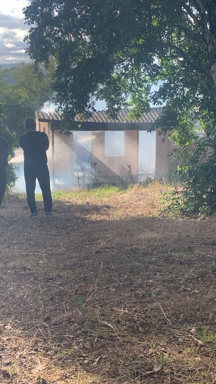 Casa fica destruída após incêndio em Dois Lajeados