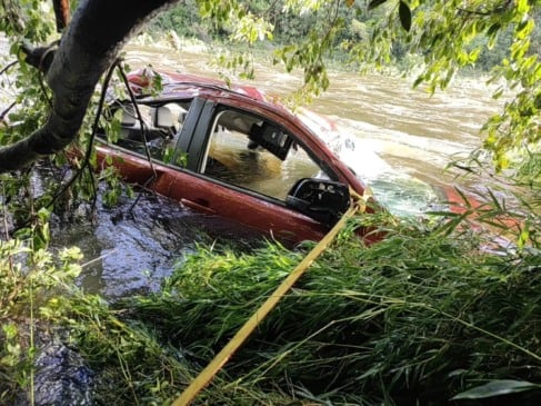 Veículo foi localizado submerso no Rio Capivaras, cerca de 700 metros da Ponte da Barroca, que liga o Rio Grande do Sul a Santa Catarina, 