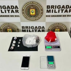 A droga apreendida que pesou 756 gramas, no total. Se fracionada, renderia aproximadamente 900 porções. (Foto: Comunicação Social do 3º RPMon.)