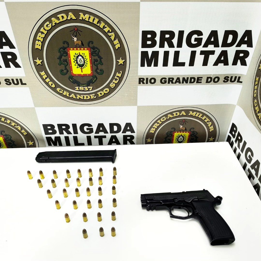 Com eles os policiais apreender arma e munição, ainda, um veículo e uma moto. (Foto: Comunicação social do 3º RPMon) Com eles os policiais apreender arma e munição, ainda, um veículo e uma moto. (Foto: Comunicação social do 3º RPMon)