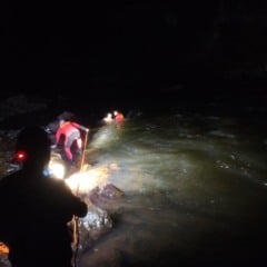 Ao chegar ao ponto indicado, os bombeiros identificaram a vítima isolada, com o nível do rio elevado e muita correnteza. (Foto:  4º PelBM)