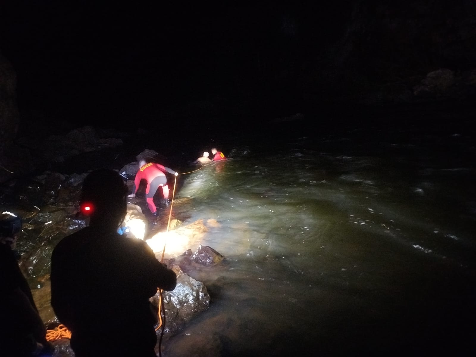 Homem fica ilhado e é salvo pelos Bombeiros em Guaporé
