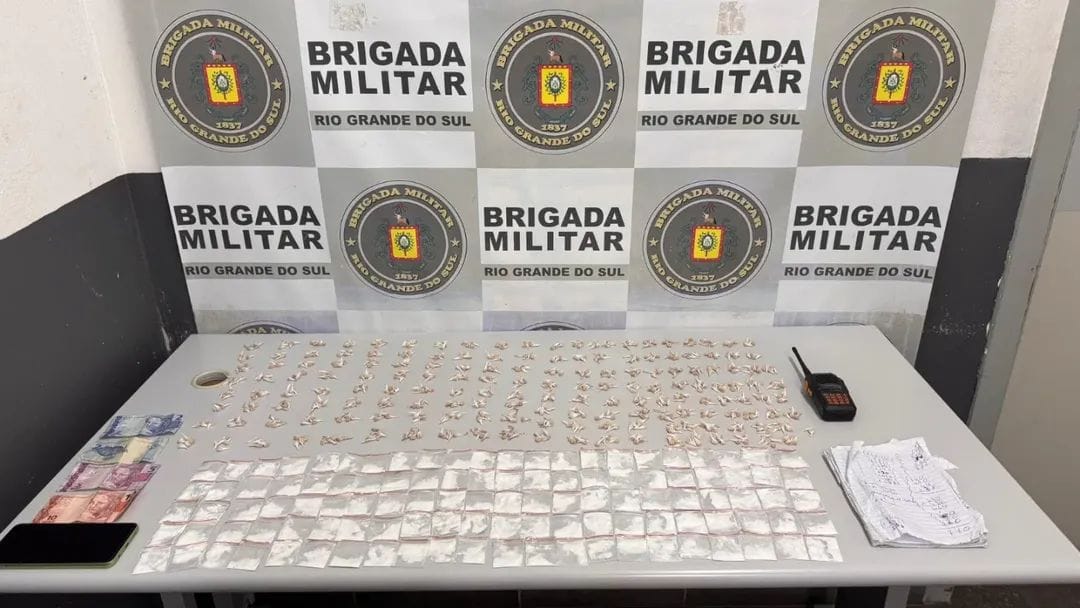 Homem é preso com 827 porções de crack e 110 pacotes de cocaína, em Caxias do Sul