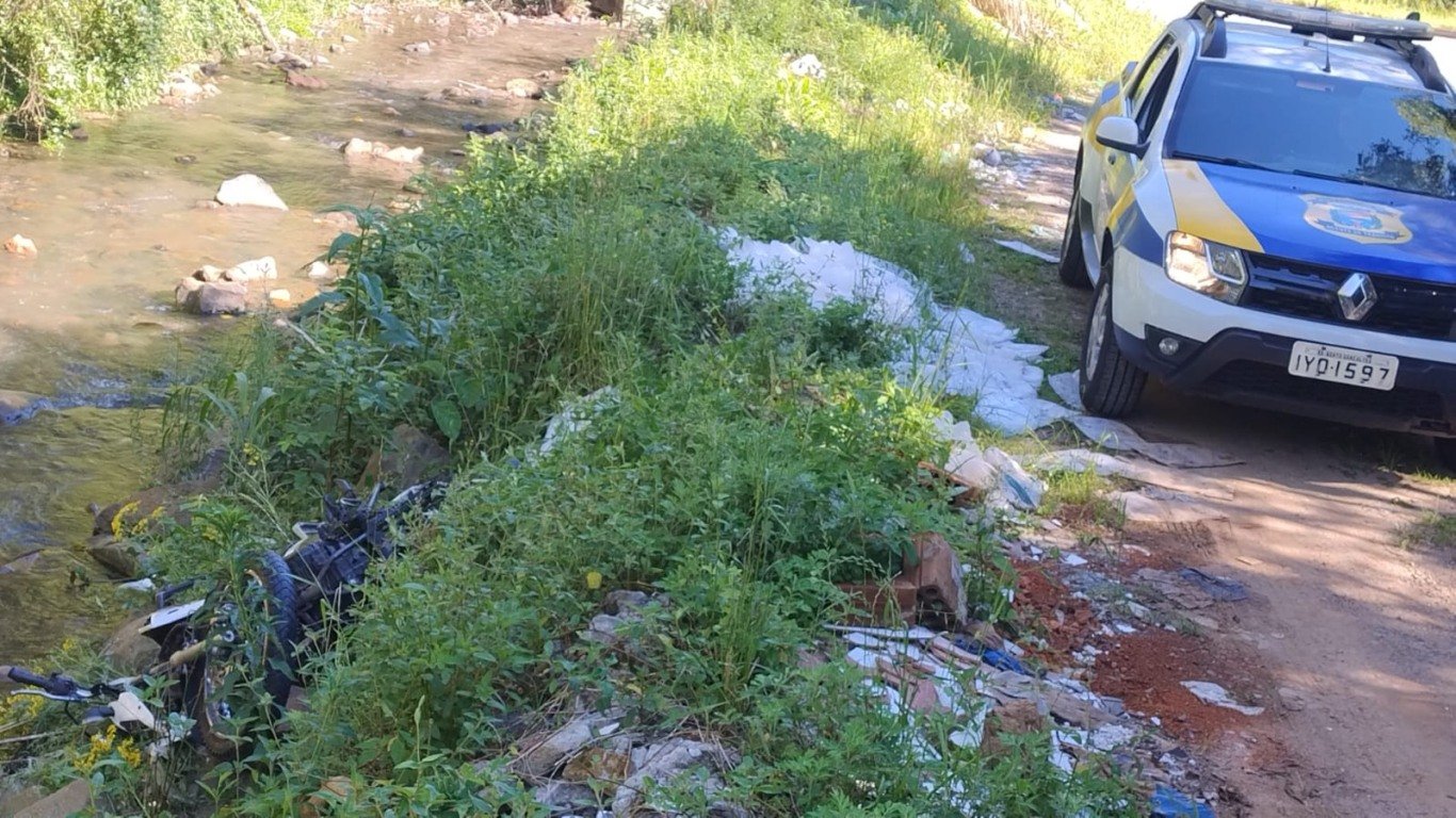 Motocicleta furtada é encontrada abandonada em valeta em Bento Gonçalves