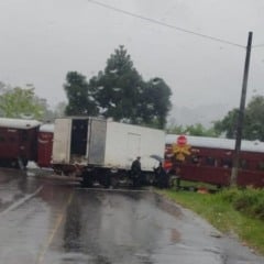 Caminhão colide com a Maria Fumaça no bairro Tamandaré, em Garibaldi