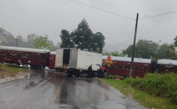 Caminhão colide com a Maria Fumaça no bairro Tamandaré, em Garibaldi