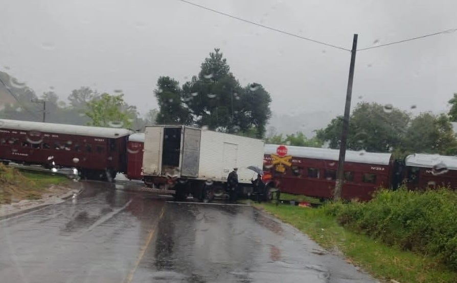 Caminhão colide com a Maria Fumaça no bairro Tamandaré, em Garibaldi