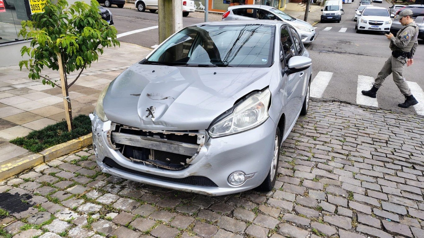 Condutora do Peugeot 208 não sofreu ferimentos. | Foto: Patrick Alessi/Grupo RSCOM