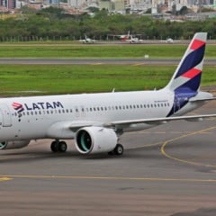 No Brasil, a Latam opera aviões desse modelo da Airbus, mas disse que não vai cancelar nenhum voo.  (Foto: Divulgação)