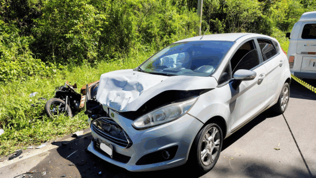 Acidente entre carro e moto deixa uma pessoa morta e outra gravemente ferida, em Pinto Bandeira
