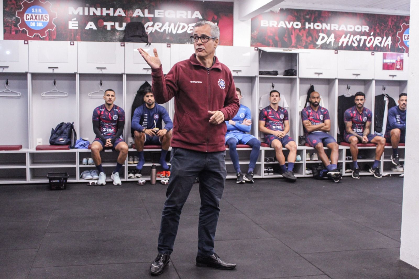 Caxias negocia contratação de lateral e volantes