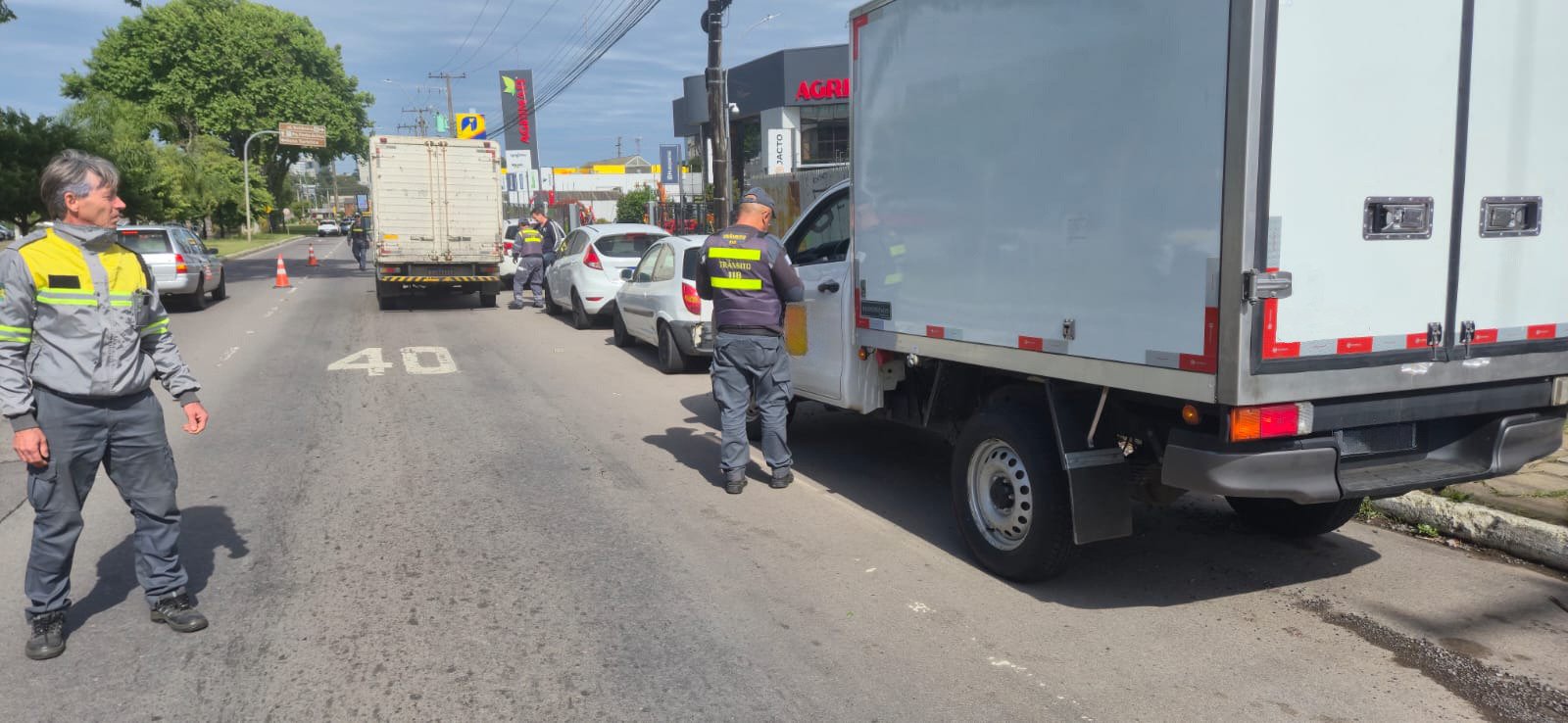 Caminhão com R$ 11 mil em multas vencidas é recolhido durante blitz em Caxias do Sul