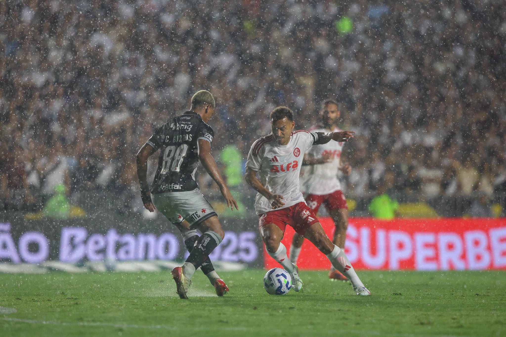 Inter é goleado pelo Vasco e se complica na luta contra o rebaixamento
