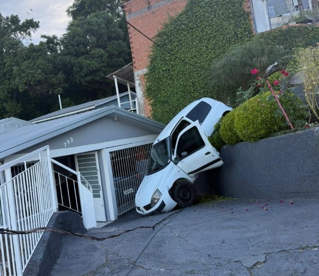 Carro sem freio desce morro e invade pátio de residência em Bento Gonçalves