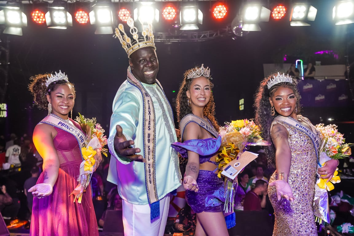 Da esquerda para a direita: princesa Katrine Damasceno (XV de Novembro); rei momo Carlos Eduardo Marques de Souza (Nação Verde e Branco);  rainha Ana Luiza Dellapussa Soares (Pérola Negra); princesa Inaiara Ketlyn dos Santos de Sousa (Filhos de Jardel) - Foto: William Cabral/Divulgação