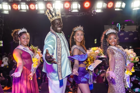 Da esquerda para a direita: princesa Katrine Damasceno (XV de Novembro); rei momo Carlos Eduardo Marques de Souza (Nação Verde e Branco);  rainha Ana Luiza Dellapussa Soares (Pérola Negra); princesa Inaiara Ketlyn dos Santos de Sousa (Filhos de Jardel) - Foto: William Cabral/Divulgação
