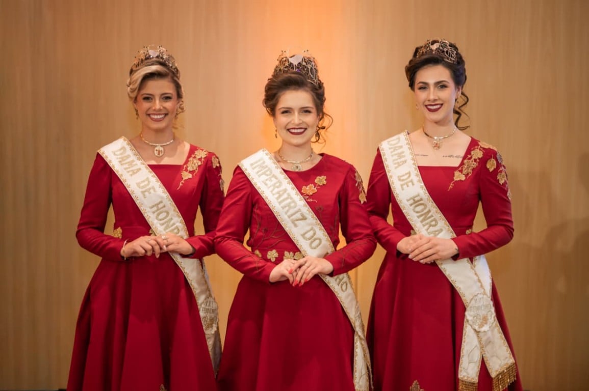 Corte da 21ª Fenavinho: a Imperatriz do Vinho, Laura Strozak, e as Damas de Honra Yasmin Barbacovi e Graziele Miszevski Corte da 21ª Fenavinho: a Imperatriz do Vinho, Laura Strozak, e as Damas de Honra Yasmin Barbacovi e Graziele Miszevski