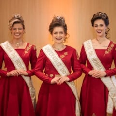 Corte da 21ª Fenavinho: a Imperatriz do Vinho, Laura Strozak, e as Damas de Honra Yasmin Barbacovi e Graziele Miszevski