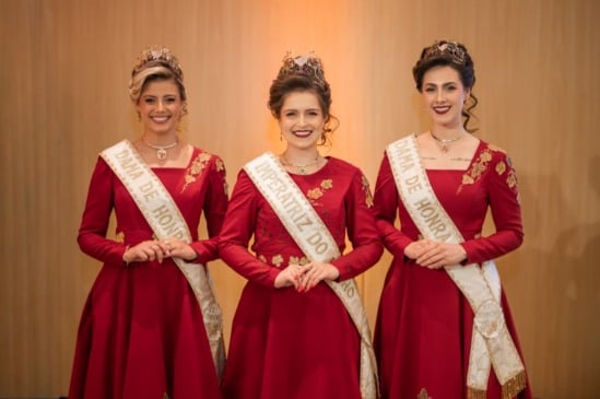 Corte da 21ª Fenavinho: a Imperatriz do Vinho, Laura Strozak, e as Damas de Honra Yasmin Barbacovi e Graziele Miszevski