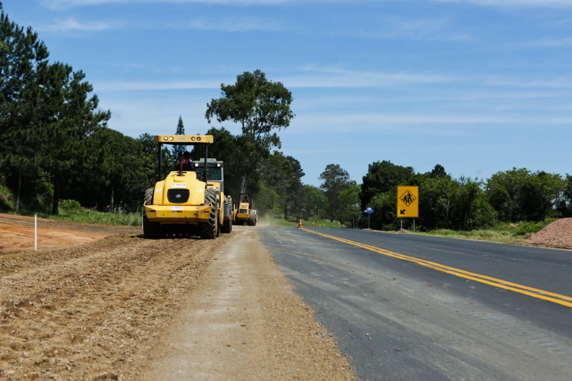 VIAMÃO, RS, BRASIL, 15.10.14: O secretário de Infraestrutura e Logística, João Victor Domingues e o diretor-presidente da Empresa Gaúcha de Rodovias, Luis Carlos Bertotto, visitam as obras da EGR na ERS-040, em Viamão. Foto: Andressa Moreira/Especial Palácio Piratini