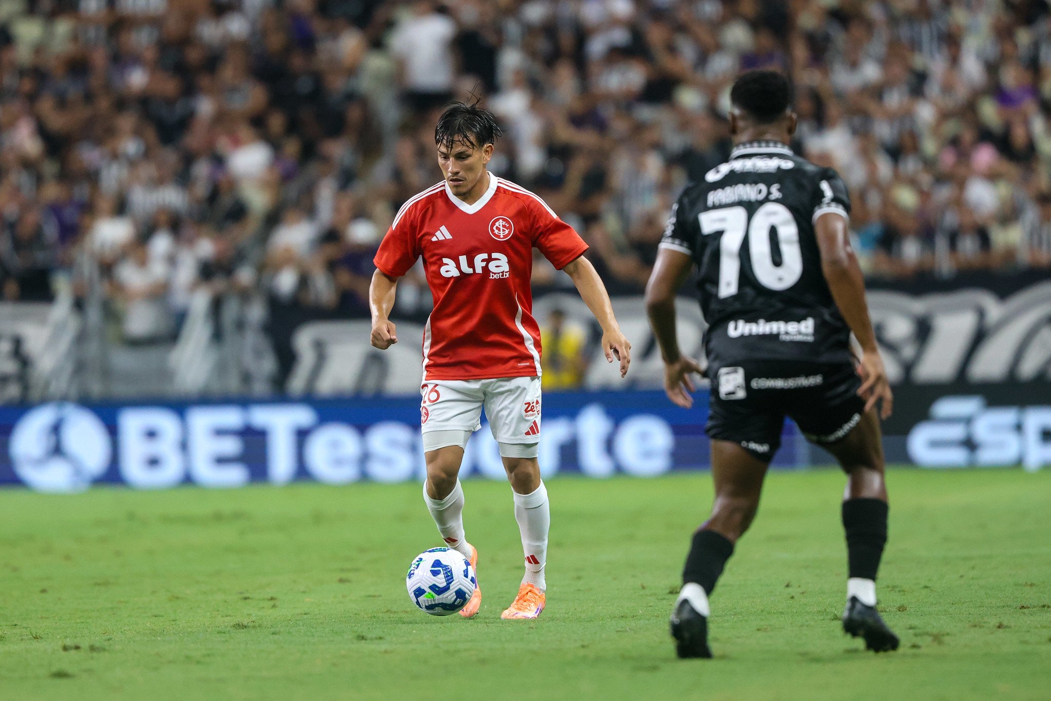 Ricardo Mathias faz gol contra, mas se redime no final e Inter vence o Ceará