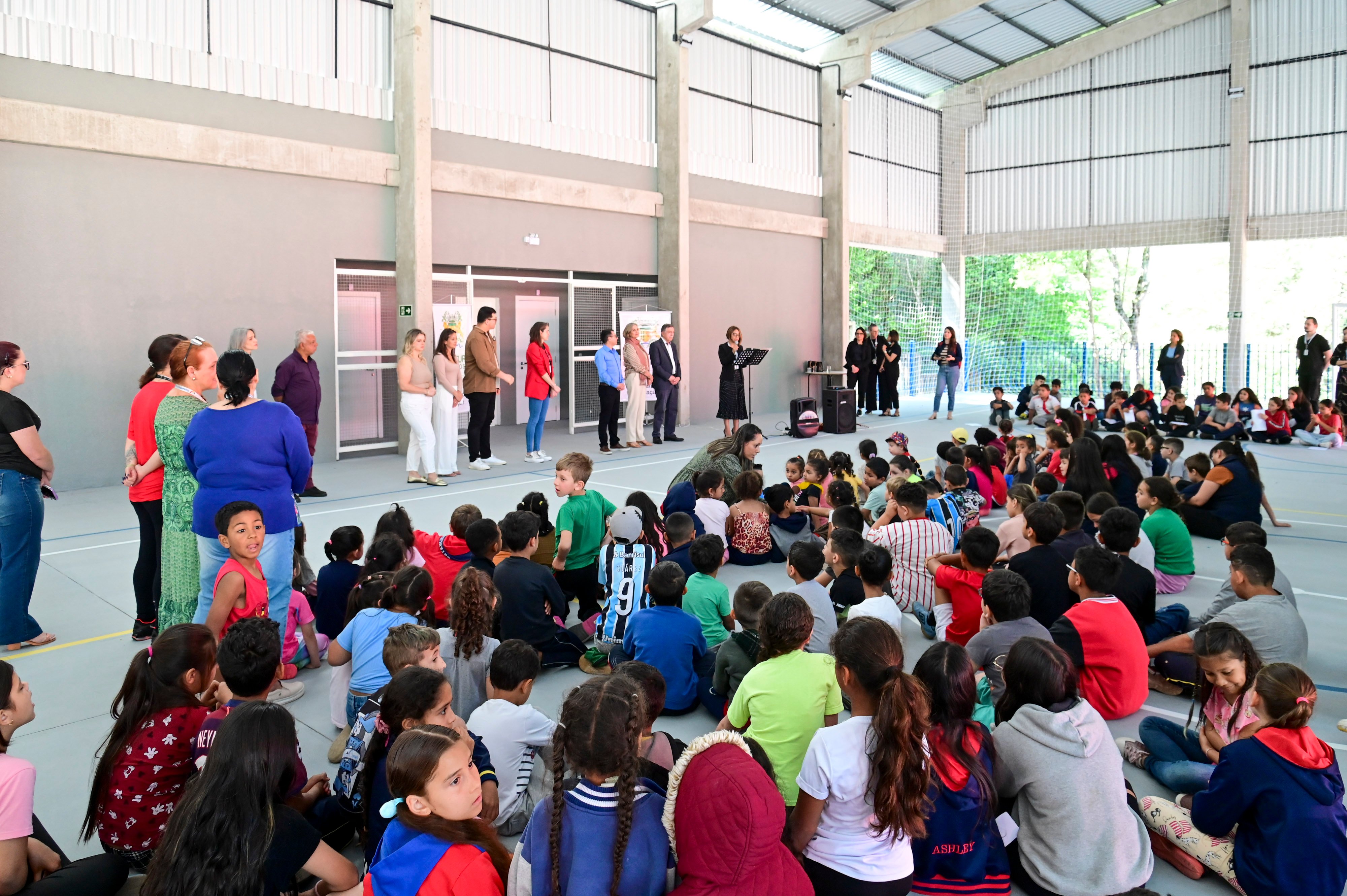 Escola San Gennaro, em Caxias do Sul, ganha quadra coberta, parque ampliado e novo estacionamento