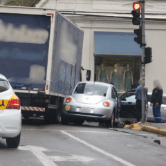 Caminhão e carro colidem no Centro de Bento Gonçalves
