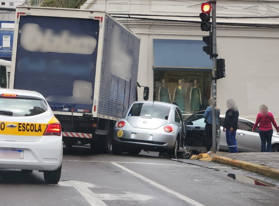 Caminhão e carro colidem no Centro de Bento Gonçalves