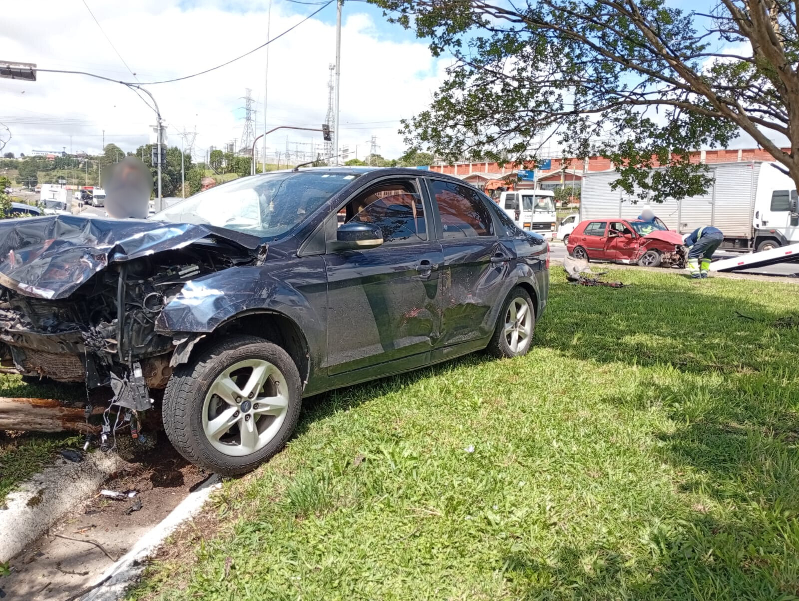 Mulher é levada ao hospital após acidente entre dois carros na ERS-122, em Farroupilha