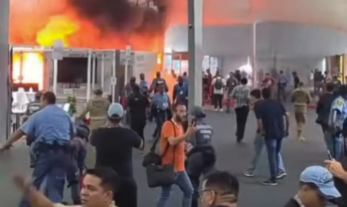 Incêndio atinge pavilhão da COP30 e força evacuação de evento em Belém