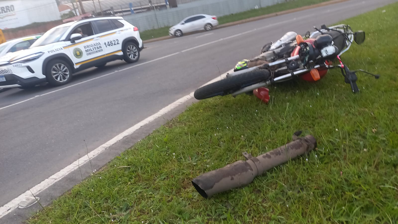 Motociclista fica ferido após ser fechado por van em rotatória de Caxias do Sul