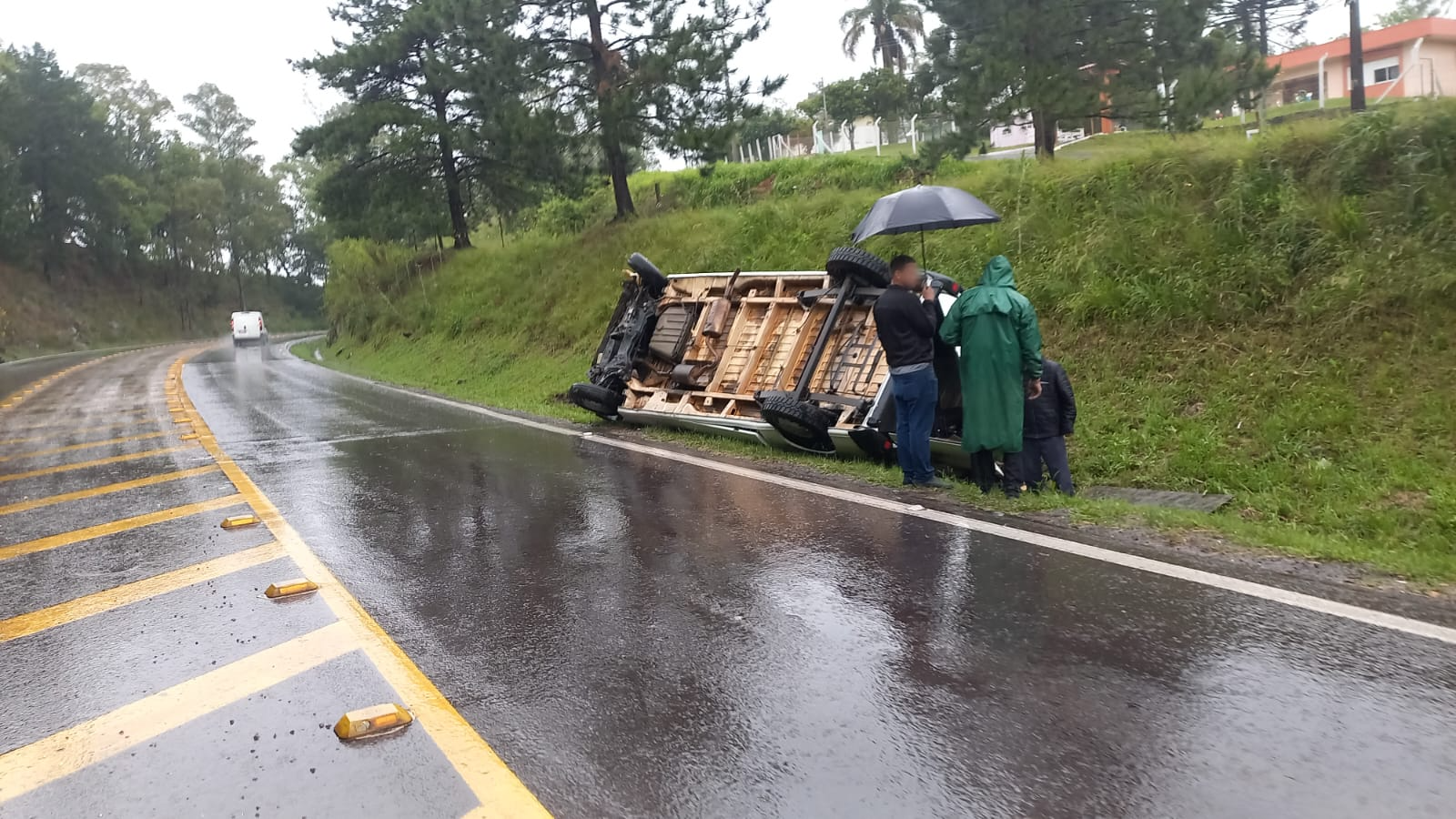 Motorista perde o controle e capota van na ERS-122, em Caxias do Sul