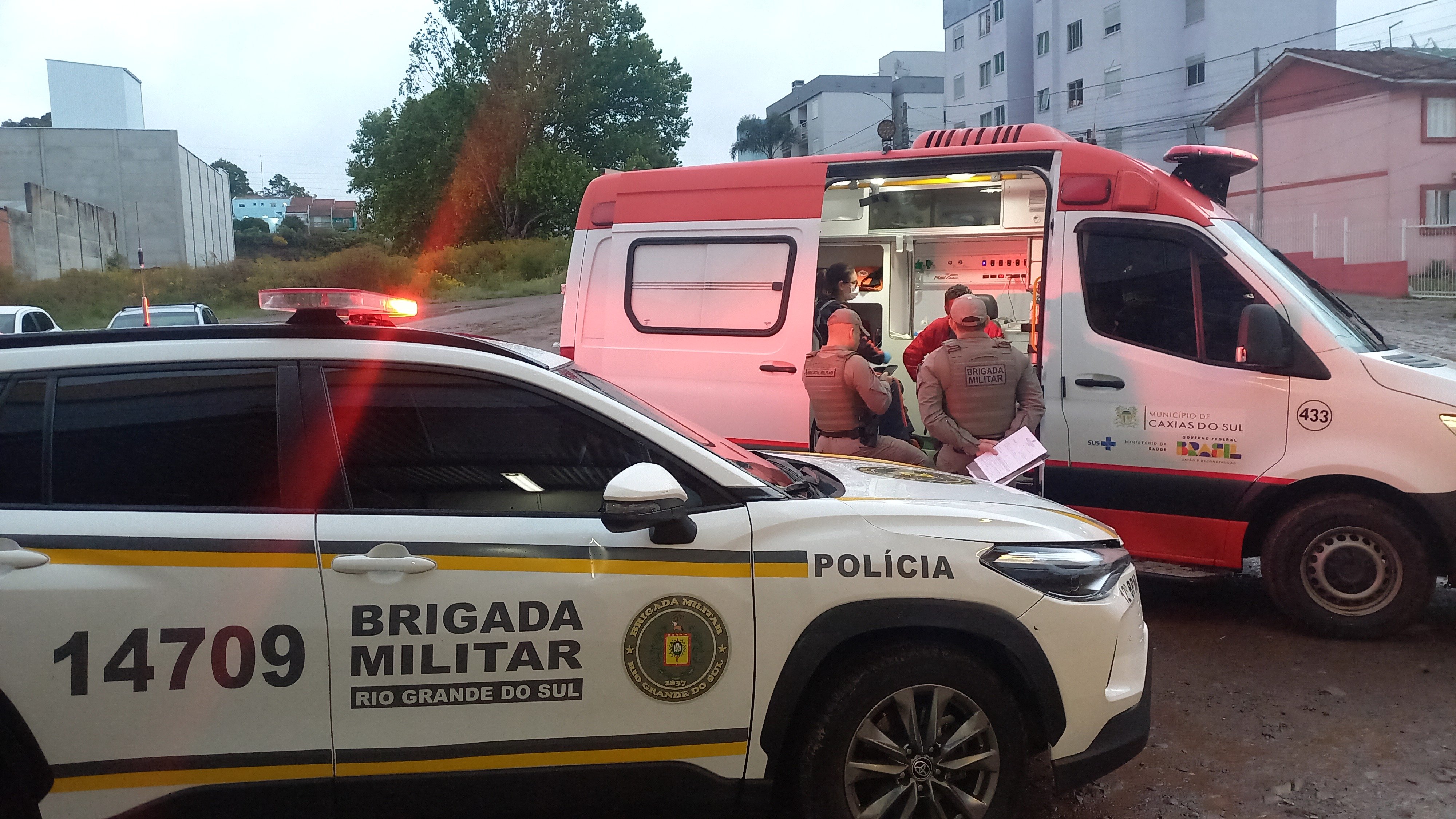 Mulher em surto ameaça agentes com faca e é baleada no braço em Caxias do Sul, diz BM
