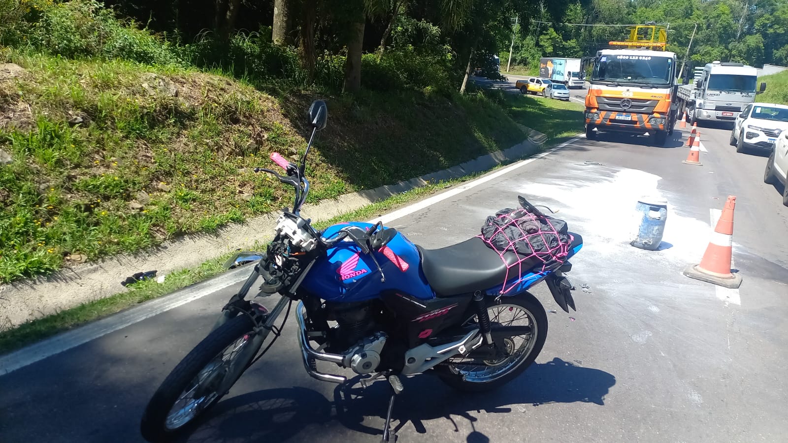 Motociclista fica ferida em acidente envolvendo três veículos em Caxias do Sul