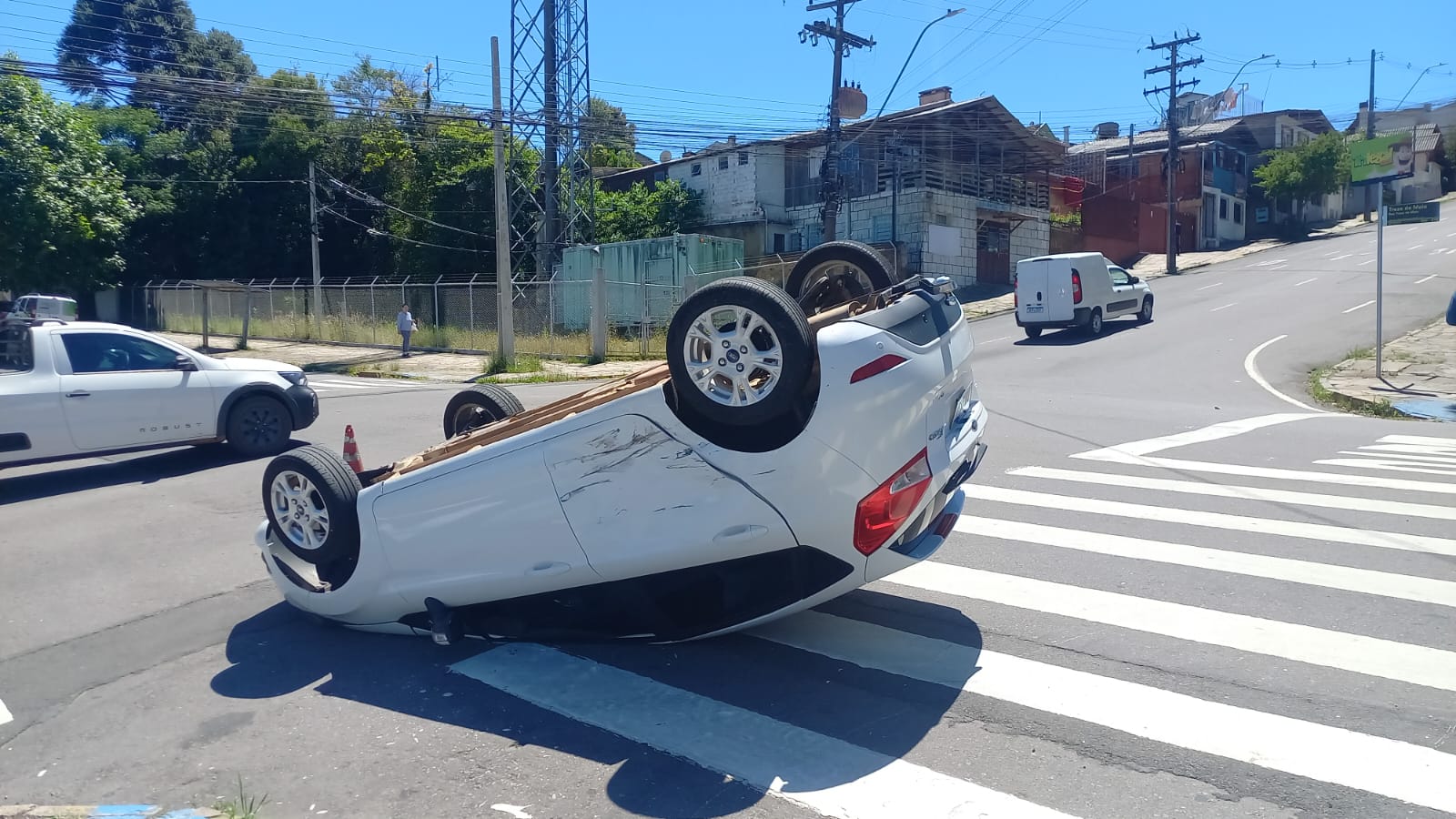 Colisão entre dois carros causa capotamento no centro de Caxias do Sul