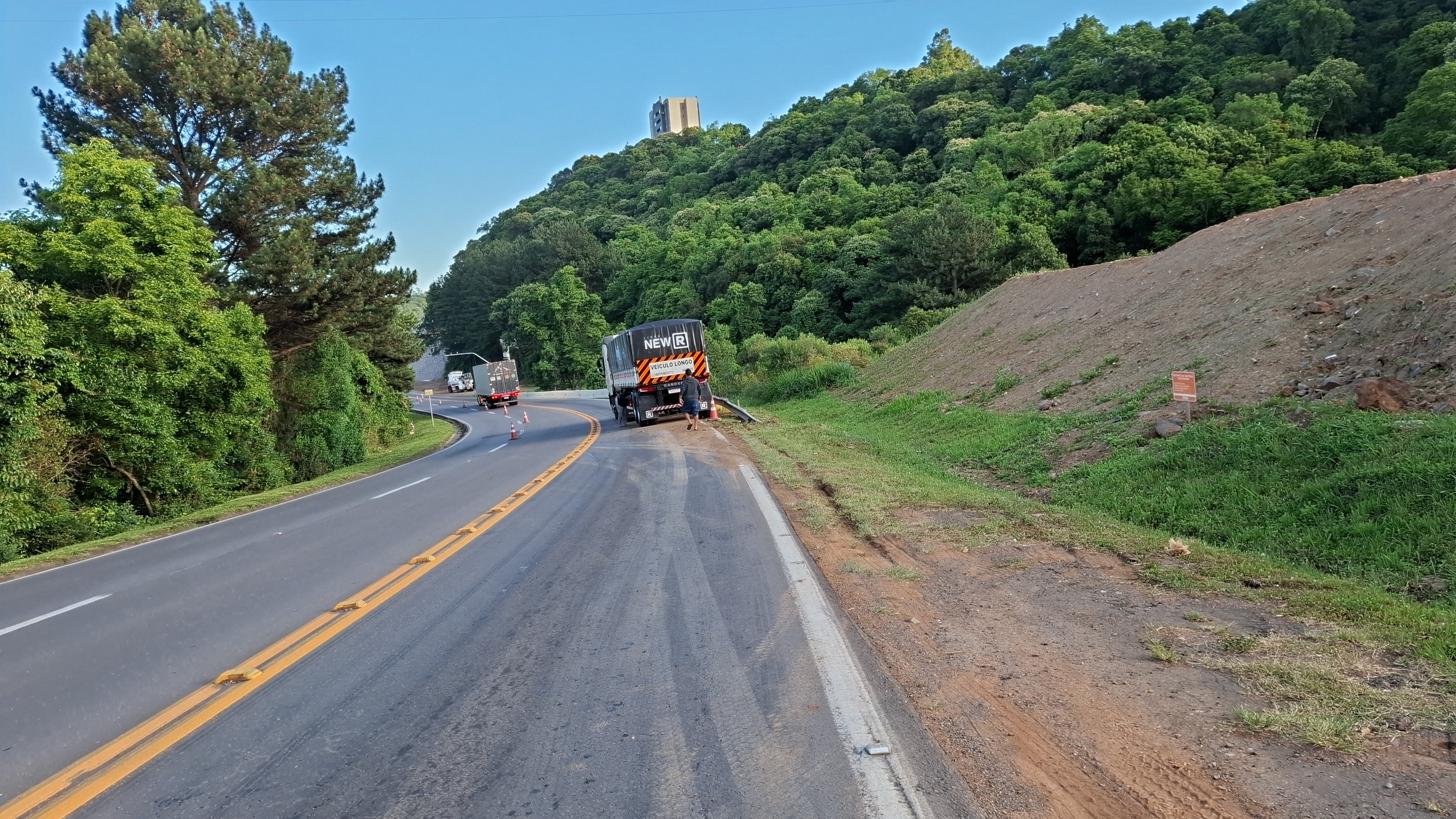 Parte de carreta desprende e deixa o trânsito em meia pista na ERS-122, em Caxias do Sul