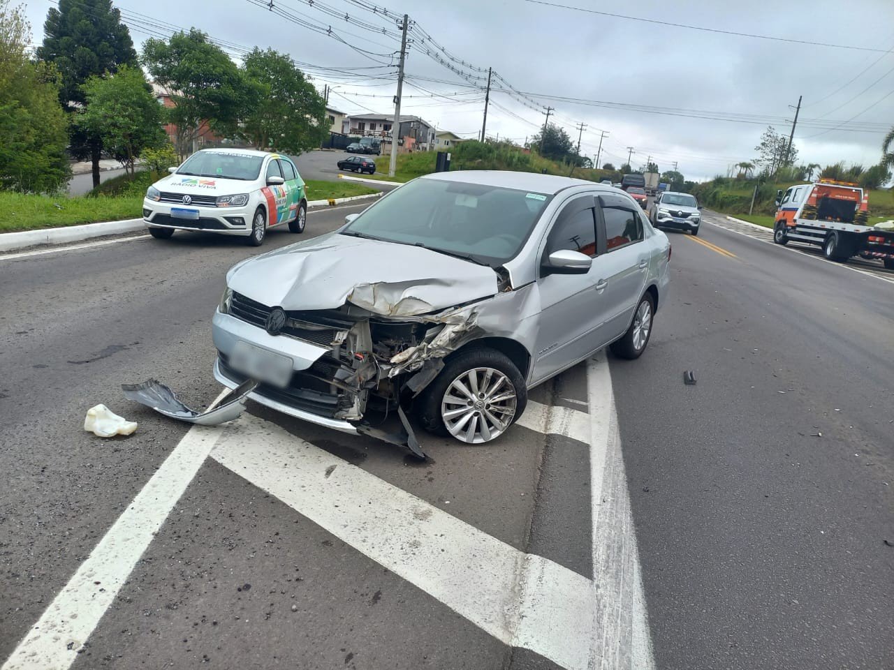Motorista colide contra caminhão ao tentar atravessar a Rota do Sol, em Caxias do Sul