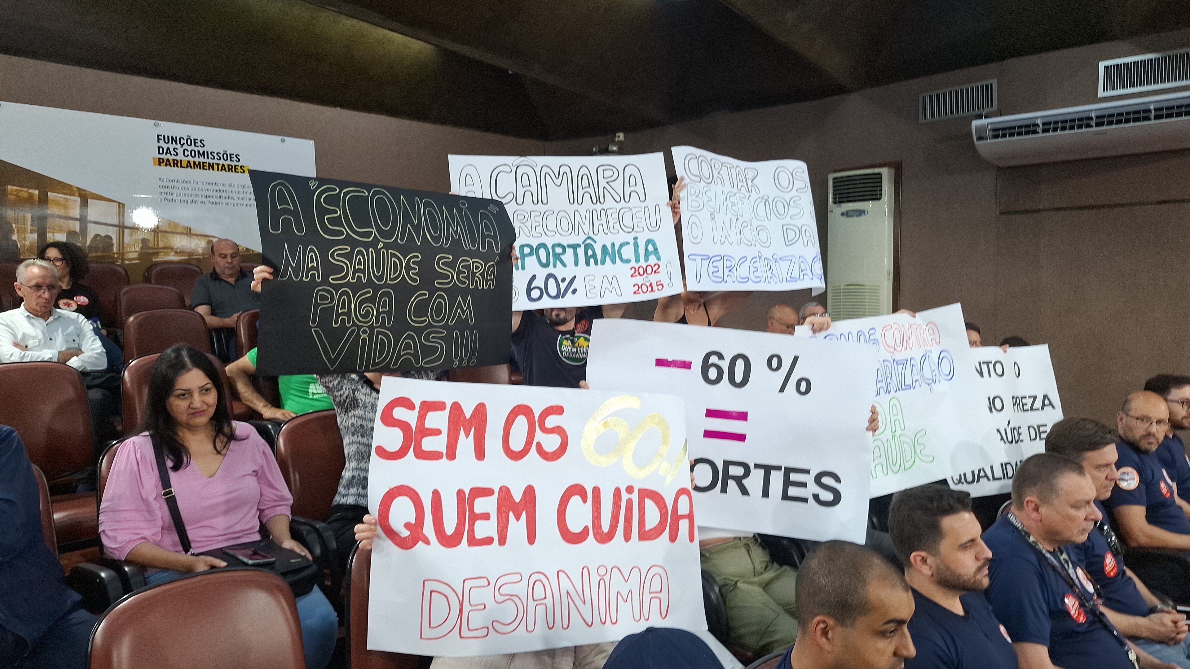Audiência da saúde lota plenário e provoca debates acalorados na Câmara de Caxias do Sul