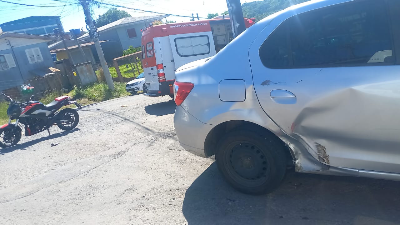 Motociclista fica ferido após colidir com carro em Caxias do Sul