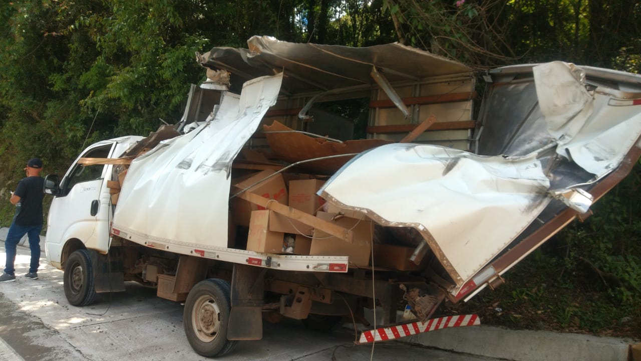 Carreta tomba após colisão com caminhão na ERS-122, em Antônio Prado