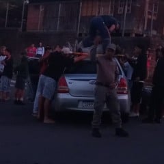 VÍDEO: Motociclista voa após colisão e cai no teto de carro no bairro Mariani, em Caxias do Sul